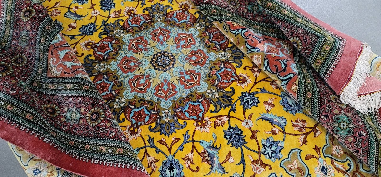 絨毯を織っていた証拠として古くから残っているのは、使い古された絨毯の破片に過ぎない。そして、そのような断片はペルシャのセルジューク時代以前（紀元13〜14世紀）の絨毯織りの特徴を認識するのにあまり役立たない。
