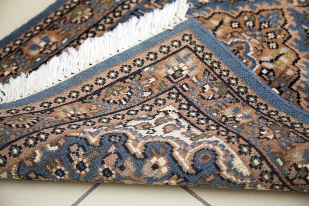 は、そのうちに糸を紡ぐ技術を手にし、敷物作りに反映されてゆきます。
また、イスラム教の発展なくしてペルシャ絨毯の普及は語ることができません。 一日に五度の祈禱