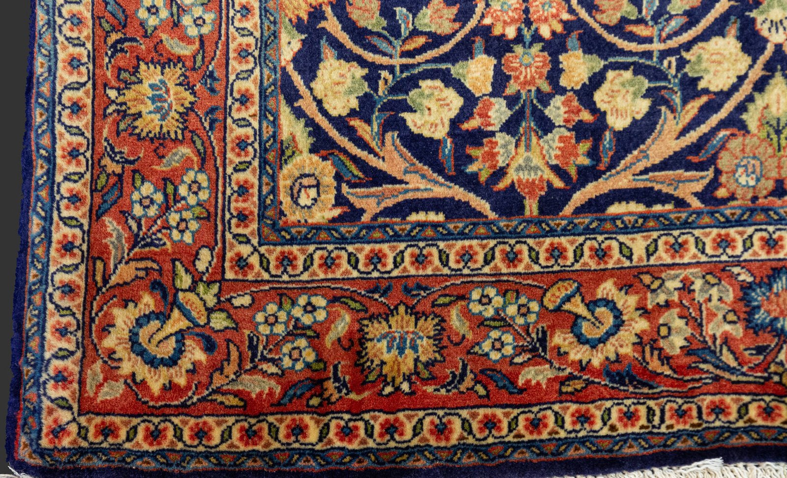 山形緞通（だんつう）の絨毯は、糸づくりに始まり、染めや織りまで一貫生産のこだわりの絨毯が人気の老舗ブランド。  ひとつひとつ職人の技術と思いを込めて編まれる絨毯は、まさに絵画と変わらない芸術品そのもの。  日本生まれの絨毯らしく、桜や松の木などの日本モチーフデザインが多く、淡く繊細な色合いは長年にわたって使えるものばかりです。