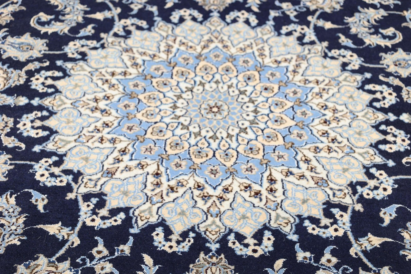 ペルシャ絨毯はウール絨毯とシルク絨毯とに分けられますが、シルク絨毯が高級品でウール絨毯は低級品などということはありません。
