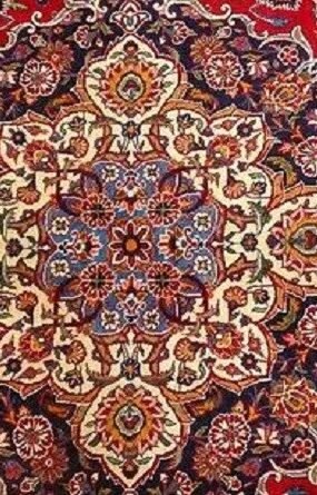 こうしてイランの各地で、ペルシャ絨毯が次々に生産されるようになったのですが、特筆すべきは全て手織りで仕上がっていることです。 イラン産の絨毯であれ、機械で作られたものに「ペルシャ絨毯」という名前はつきません。 今やペルシャ絨毯は、数ある世界最高級品の中の代名詞のひとつでありますが、そこには本格的な技術の裏付けがあります。 染色や細かな織りの技術は、各地で長きにわたって受け継がれてきたものであり、卓越した技が完成するまでには長い年月が必要です。 美術工芸品として知られながら、全てがオリジナルであり、文様こそがペルシャ絨毯の命とも言えます。 機械化されたパターンでは決して味わうことのできない、技術者の習練された技は息をのむほど。 その文様の美しさは、宮廷画家がかつて描いたデザインを元にしているとも言われ、他にも神秘的で華麗な文様はごまんとあります。
