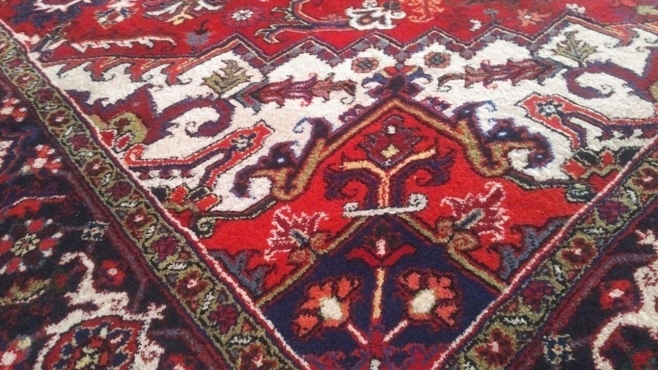 ペルシャ絨毯】の買取価格、相場と詳細について | ペルシャ絨毯 買取価格 高い～お宝級 備考 – 「ペルシャ絨毯」は現在のイラン周辺の国々で作られている絨毯のことを指します。  ペルシャ絨毯は縦長でさまざまなサイズ違いで作られるものが多いですが、中には正方形や円形、楕円形のタイプもあります。  また、作られる工房によって違いが出るのもペルシャ絨毯の魅力の一つです。