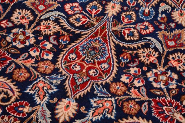 ペルシャ絨毯は小さいもので8万円ほどが相場となります。もちろん、8万円よりも安いものも存在します。